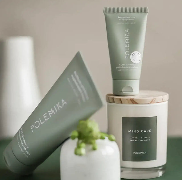 Szczupła, matowa tuba kremu regenerującego polemika w kolorze szałwiowej zieleni z karbowaną nakrętką i minimalistycznym białym brandingiem.