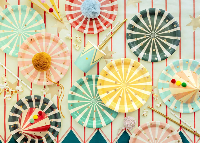 Talerzyki Paski Cyrk 18x18 cm mix - talerzyki papierowe